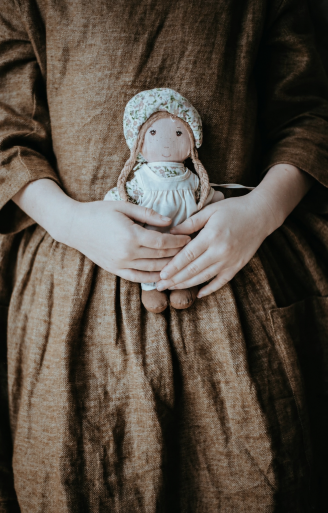 Inneres Kind Maedchen mit Puppe